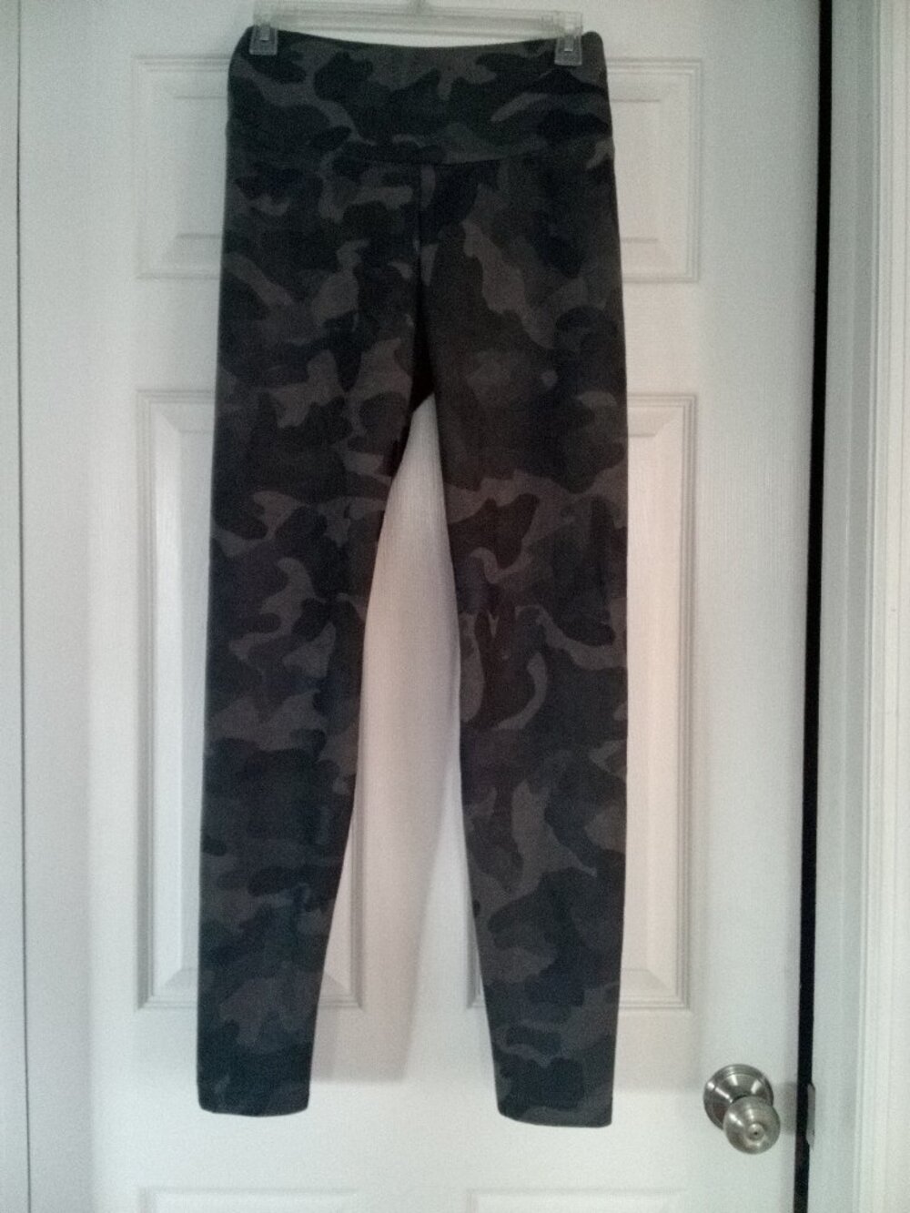 (763) White House Black Market Camouflage Leggings Size 4